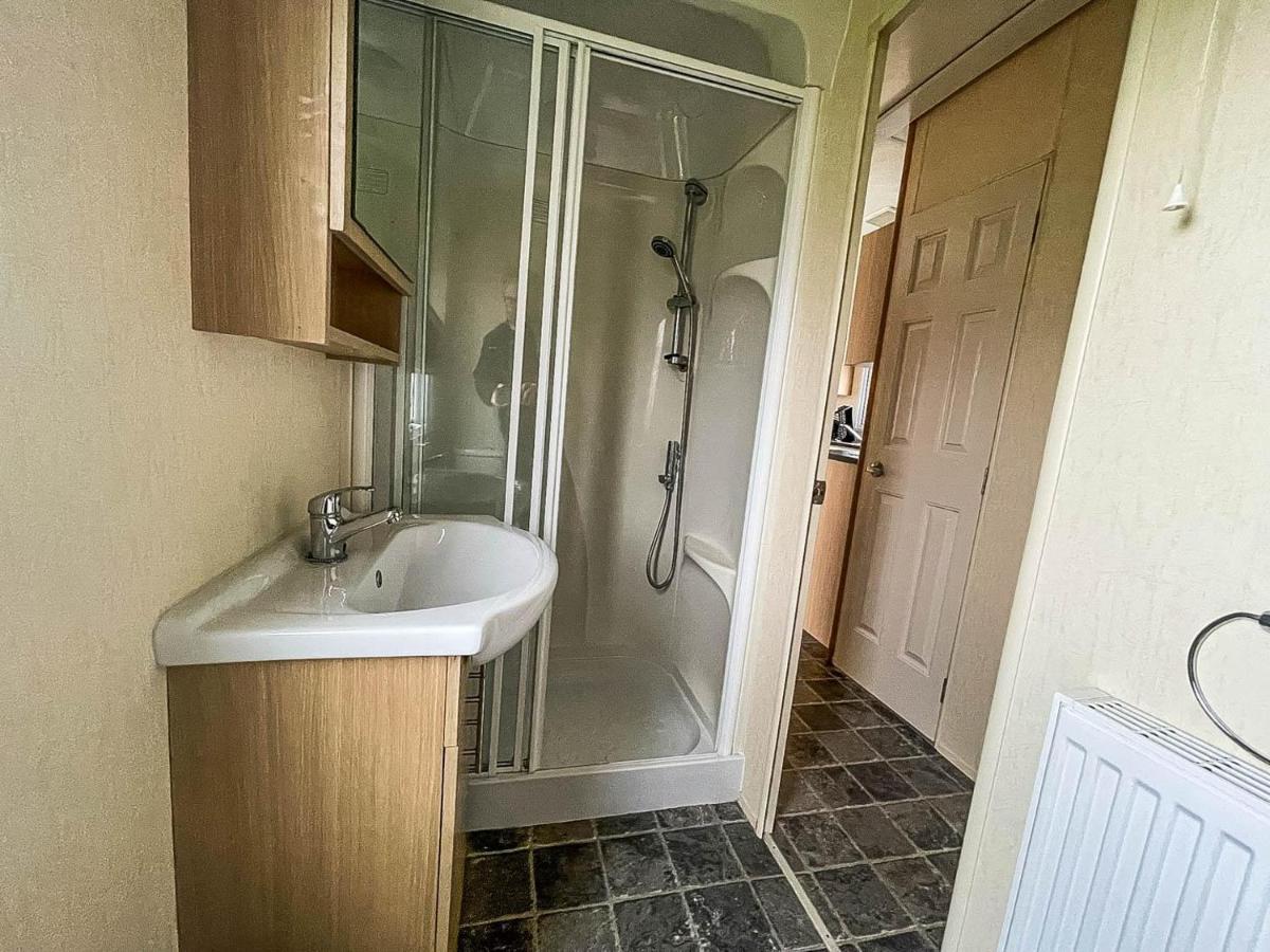 Lovely Caravan With Decking At Heacham Beach In Norfolk, Sleeps 6 Ref 21020C Eksteriør bilde