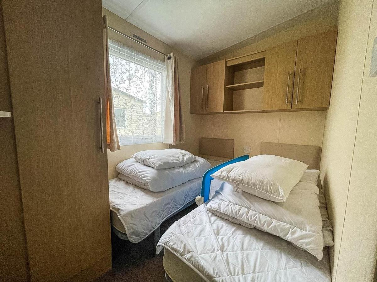 Lovely Caravan With Decking At Heacham Beach In Norfolk, Sleeps 6 Ref 21020C Eksteriør bilde