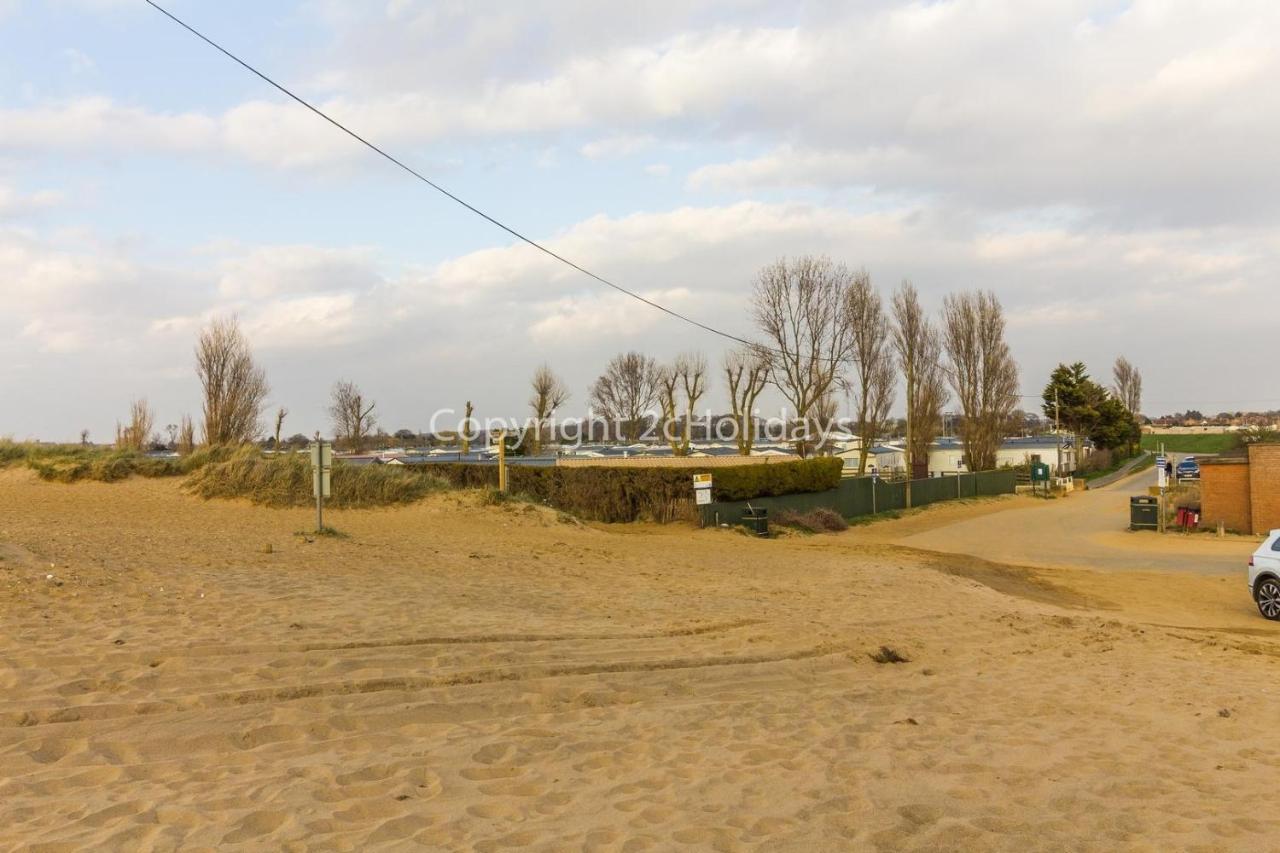 Lovely Caravan With Decking At Heacham Beach In Norfolk, Sleeps 6 Ref 21020C Eksteriør bilde