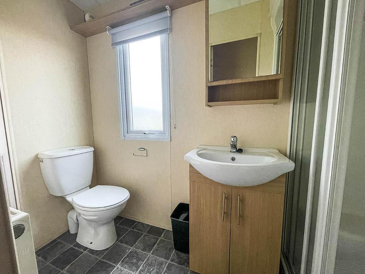 Lovely Caravan With Decking At Heacham Beach In Norfolk, Sleeps 6 Ref 21020C Eksteriør bilde