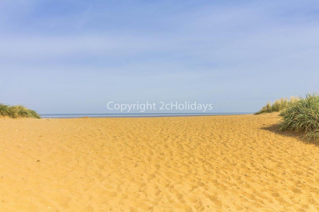 Lovely Caravan With Decking At Heacham Beach In Norfolk, Sleeps 6 Ref 21020C Eksteriør bilde